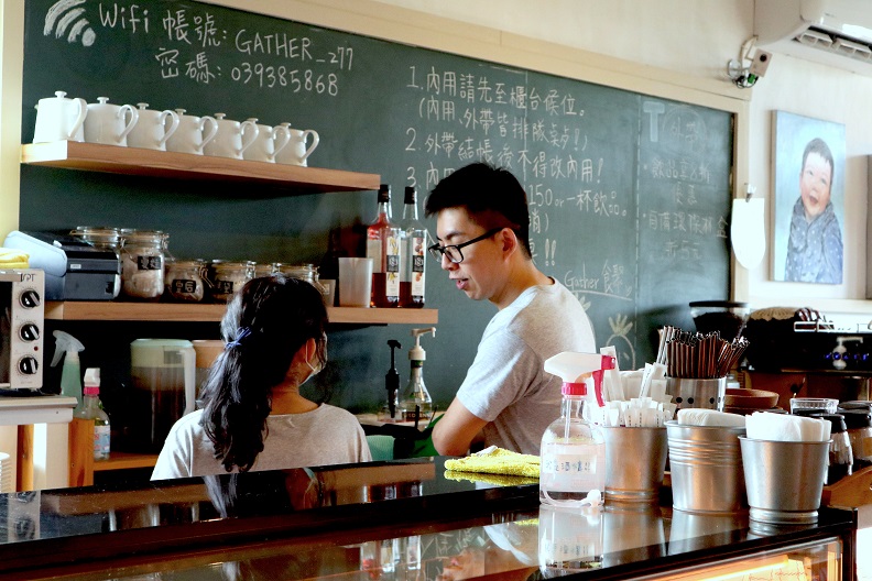 許育瑋將宜蘭壯圍的外婆家改裝為食聚咖啡,保留老屋建築元素,堅持選用好食材。