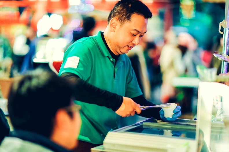 何欣哲的夢想是開一家帶給人快樂的冰淇淋店,Bambino邦比諾義式冰淇淋結合在地食材,挑戰跨域結合,讓人心情愉悅又對身體無負擔。