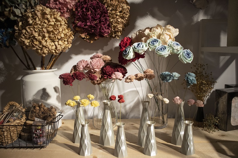 陳彥伶的再生Renaissance品牌以乾燥花為創作媒材,並提供水彩似顏繪與壁畫服務;黃昱縉的琢印品牌則透過3D列印與雷射雕刻,提供客製化且獨具意義的產品設計。