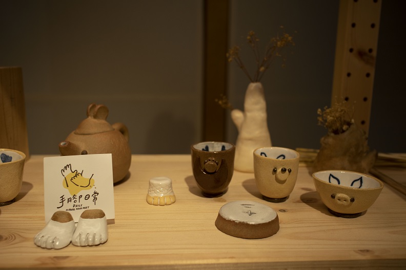 江旳倢參與「宜蘭青年工藝師衛星計畫」,學習製陶後,在羅東成立「手腳日常工作室」。