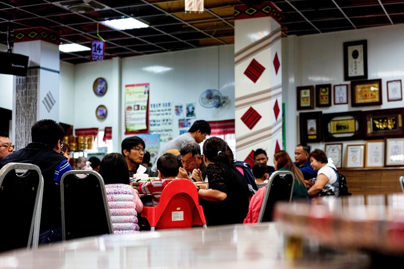 泰雅風味餐店內座無虛席。