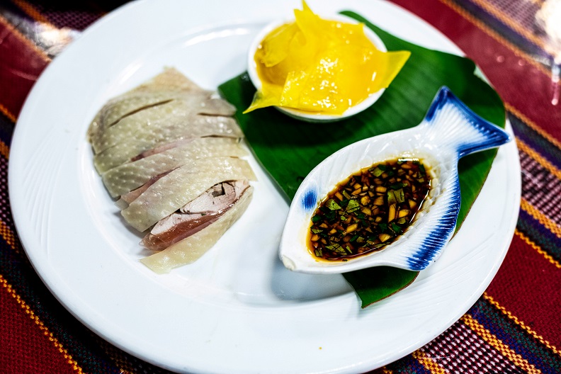 鮮美土雞搭配天然香料刺蔥醬。