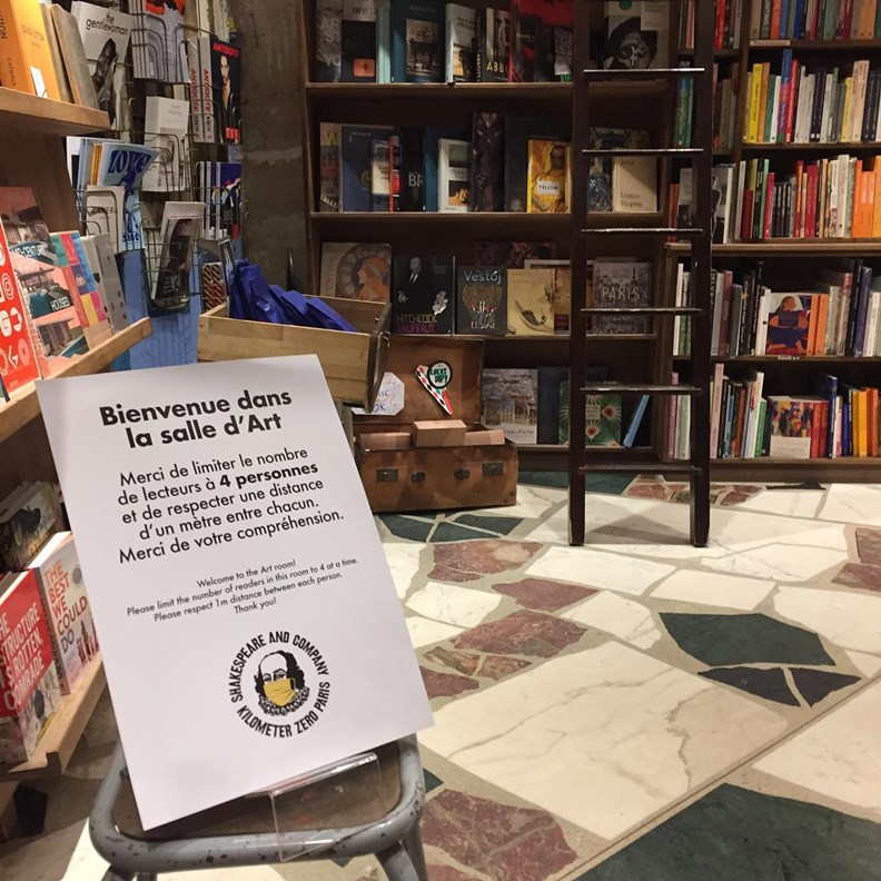 今年疫情造成許多書店業績重挫。(圖片來源:Shakespeare and Company臉書)