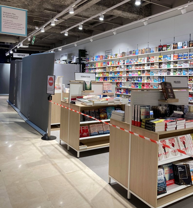 為避免抗議,大型零售通路在店內「書籍區」拉起封鎖線。(攝影:趙偉婷)