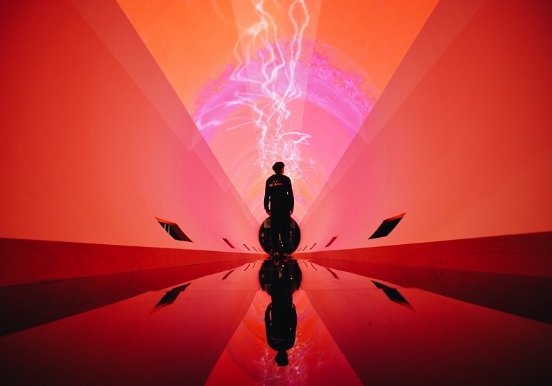 結合句型曲面投影、竟面裝置及實驗音樂的數位體驗空間，打造長達16公尺的電纜隧道，走入隧道就如同進入電纜管線。(圖為「島嶼脈動」策展團隊提供)