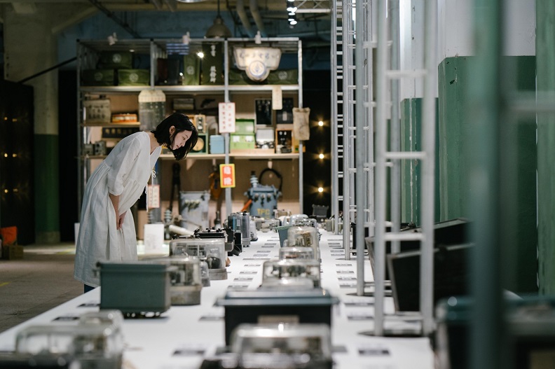 藝術家使用各種不同媒介，展示台電百年電表到礙子，感受超過百年的電力物件，也讓民眾更親近瞭解台灣電力的發展歷程。(圖為「島嶼脈動」策展團隊提供)