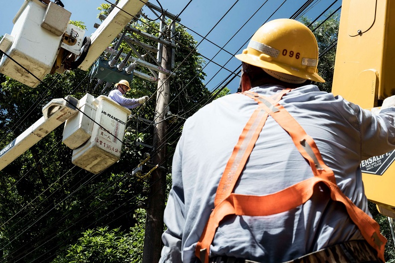 台電線路維護員上桿作業，是島嶼巷弄熟悉的工作風景。(圖為「島嶼脈動」策展團隊提供)