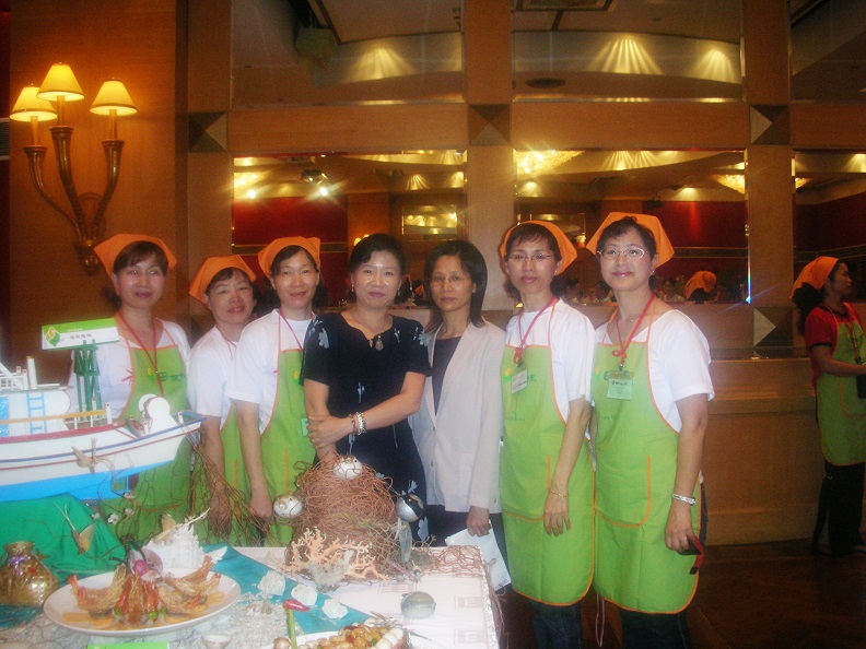 2006年田媽媽記者會楊鵑華與田媽媽合影。