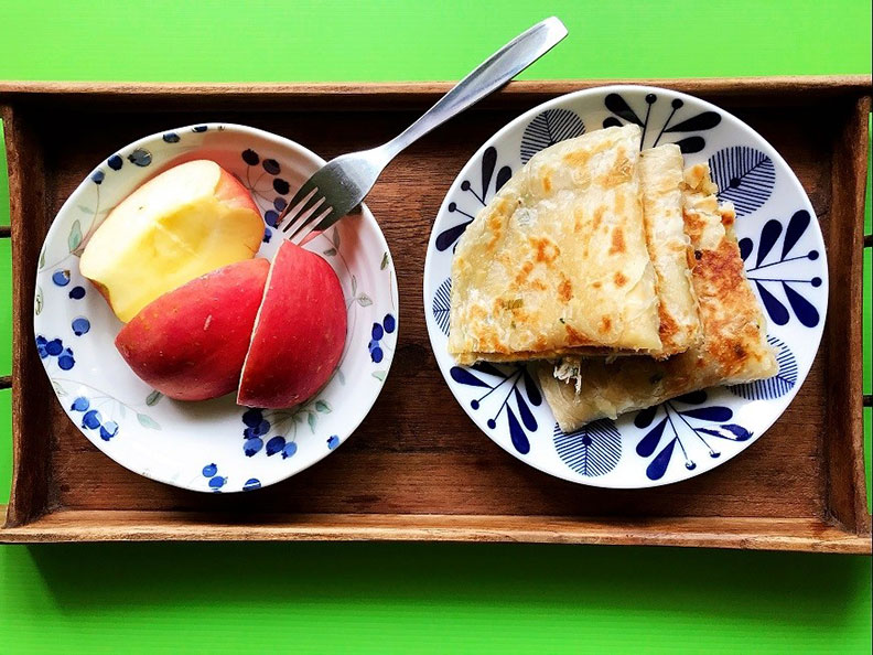 簡單的水果和早餐,用美麗的盤子盛裝,用餐的心情也會不同。