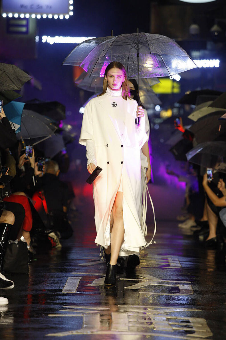 模特兒整體造型搭配。取自BeautiMode