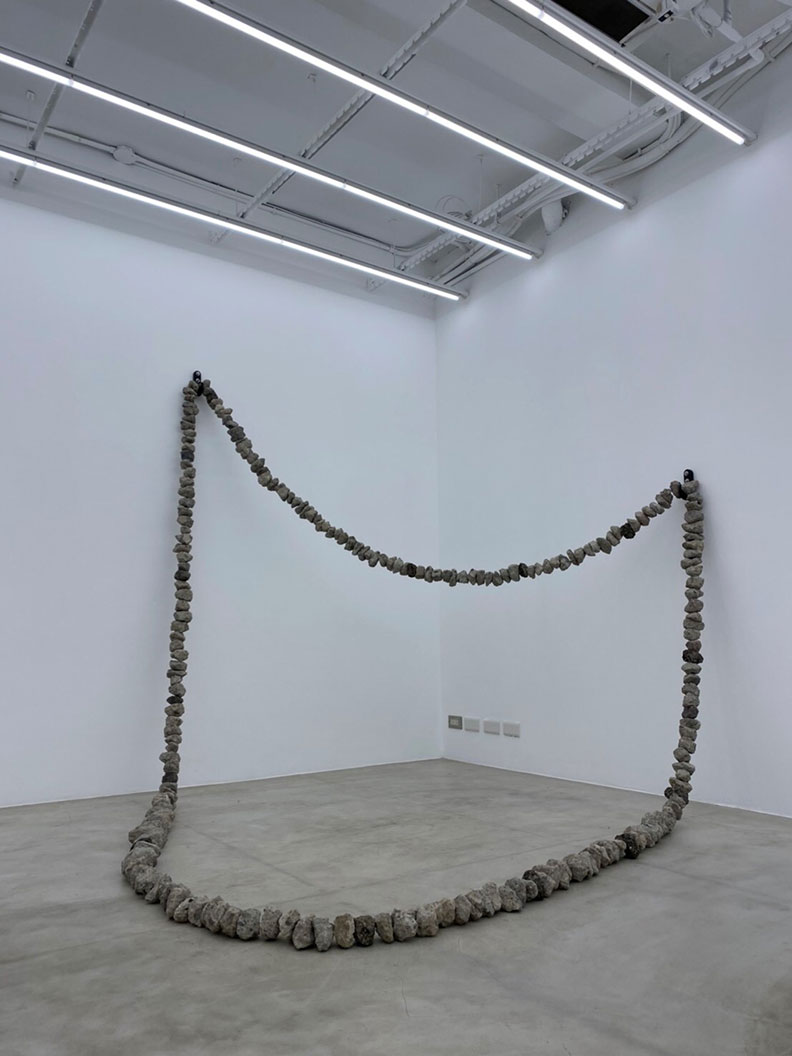 以佛珠的邏輯串起的巨型水泥塊項鍊。取自BeautiMode