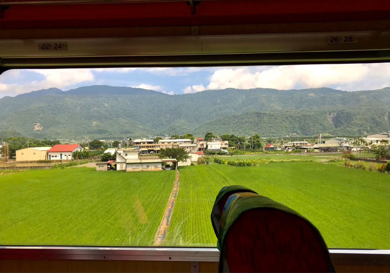 鳴日號的超大觀景窗。葛興光提供