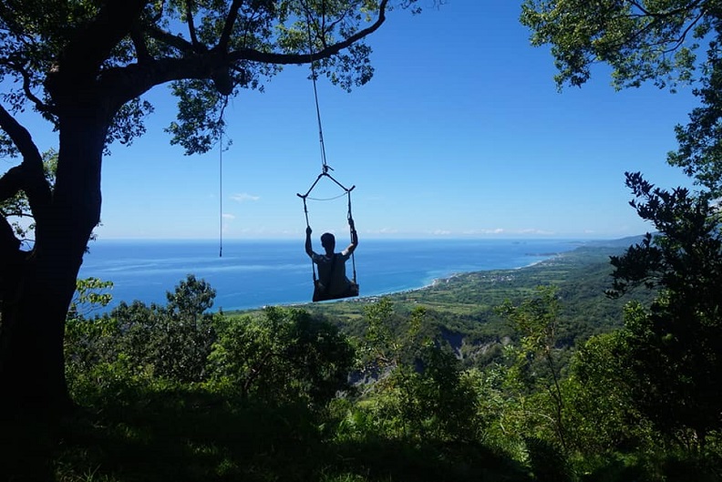 在大自然中體驗高空盪鞦韆,眼前是一望無際的藍色太平洋,腳下是令人心曠神怡的綠色山林。照片提供:竹湖山居自然生態休閒農場。