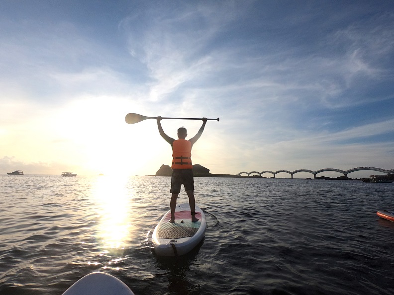 避開景點人潮,在三仙台的海上SUP,獨享日出時光。
