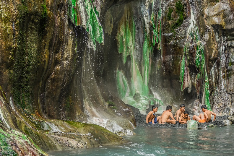 溯過溪流、通過陡峭的山路才能抵達栗松溫泉,絕美景色猶如翡翠般的生命之泉。