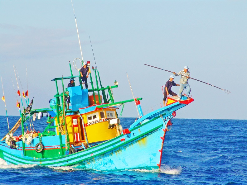 東北季風漸起風浪變大即是鏢旗魚季節,旗魚游速可超過時速一百公里,鏢手需頂著風浪,擁有絕佳的平衡控制與精準力道,才有機會命中旗魚。圖片攝影:台東製造。