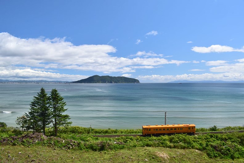 日本鐵道系統相當多元,扮演聯繫各鄉鎮的基層服務角色。(圖片來源:道南漁火鐵道)