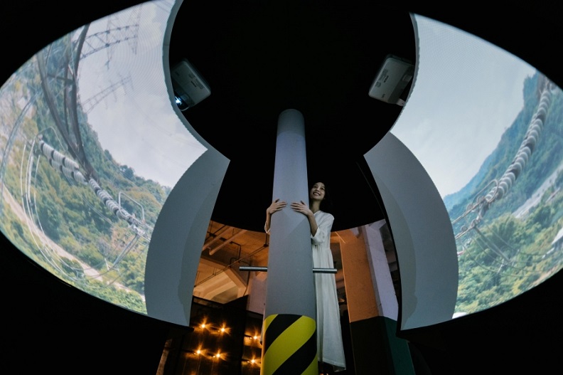 現場設置環狀螢幕，讓參觀者親身感受實際攀登40公尺高的鐵塔作業。 (圖／樸實創意提供)