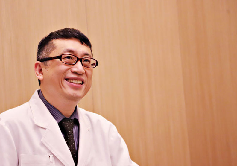 圖／聯安診所健康管理中心主任洪育忠38歲時確診大腸癌三期，如今已抗癌14年。聯安診所提供