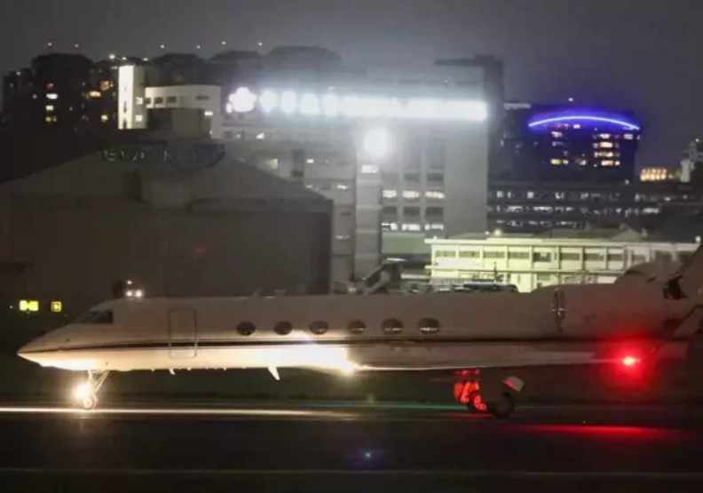 美軍所屬C-37行政機今天降落松山機場。聯合新聞網提供