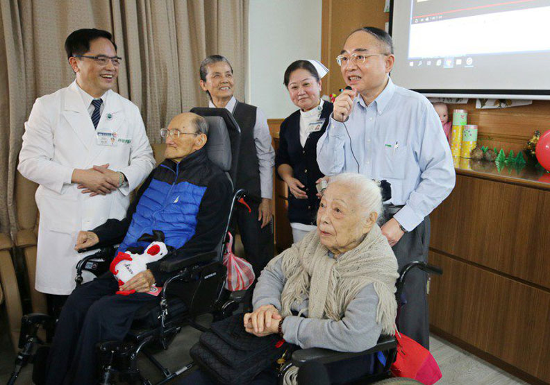 今年1月，花蓮慈濟醫院長林欣榮（前排左1）帶領團隊幫曾文賓（前排左2）慶生，曾漢民醫師（後排左3）代替父親致詞。花蓮慈濟醫院提供