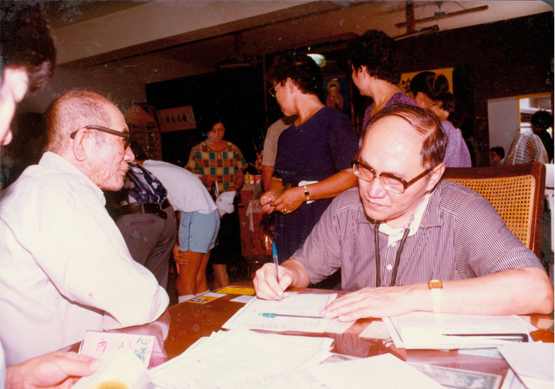 曾文賓醫師（右）在台大醫院服務期間，不僅幫證嚴法師籌備醫院，每月還到當時的慈濟義診所看診。花蓮慈濟醫院提供