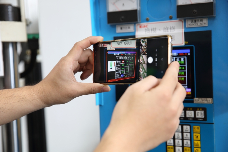 產線上導入人工智慧(AI),只要使用手機拍攝機台螢幕,就能將相關生產參數上傳到新呈工業的「數位戰情室」留存記錄。