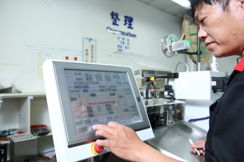 2020年新呈工業數位轉型更進一步,打造「產業共享平台」,幫助客戶透過數據更了解零組件的製程,在平台上就能快速、便利的進行產品規劃設計。