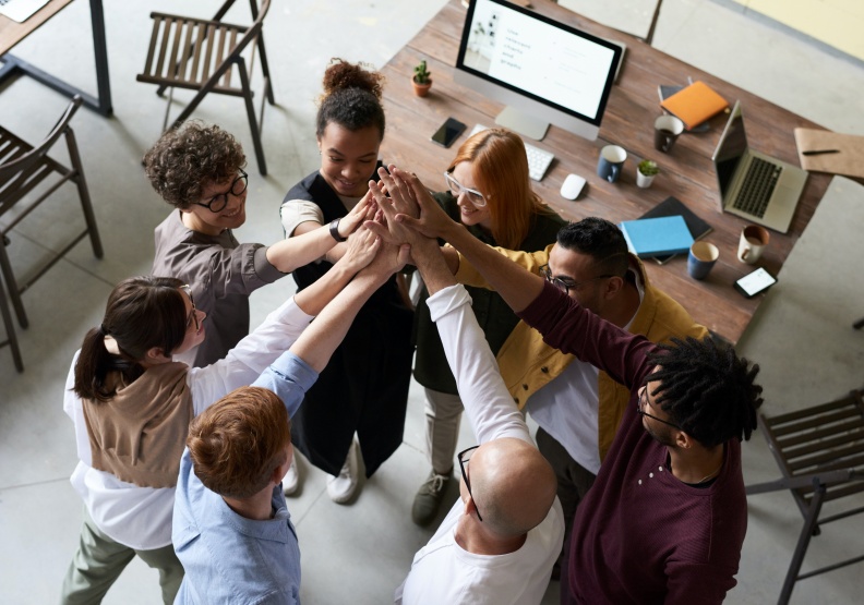 尋找類似職業背景或興趣的人,有助彼此建立聯繫、分享經驗,尋求支持和指導。僅為情境配圖,取自Pexels