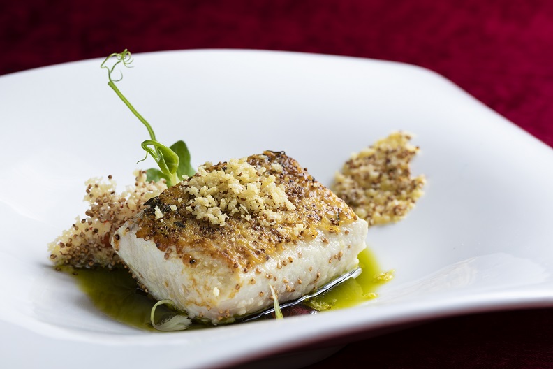 職人心中的夢幻食材,主廚謝金龍的創意料理,以來自臺東成功鎮鬼頭刀、紅藜入菜,充分展現肉質軟Q特色,搭配酥爽嚼勁,每一口都是滿滿臺東味。