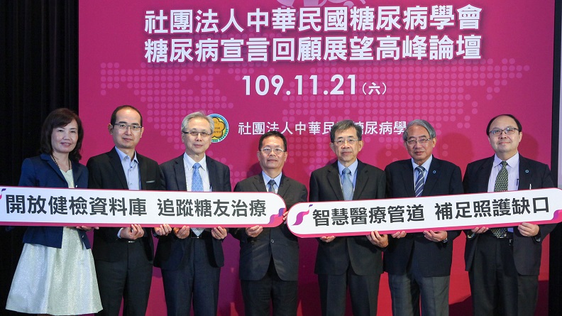 （左起）連心瑜助理教授、李弘元副教授、王英偉署長、王明源副司長、莊立民教授、蔡世澤主任、王治元理事長。