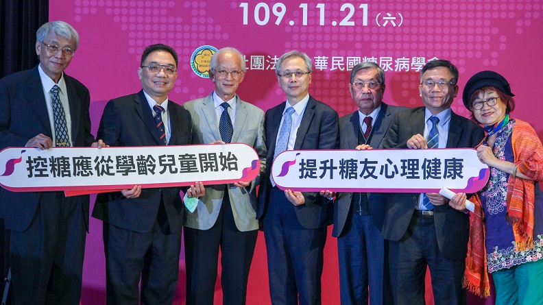 （左起）吳英璋教授、祝年豐教授、何橈通教授、王英偉署長、戴東原董事長、陳秀熙教授、張秋蓮理事長。