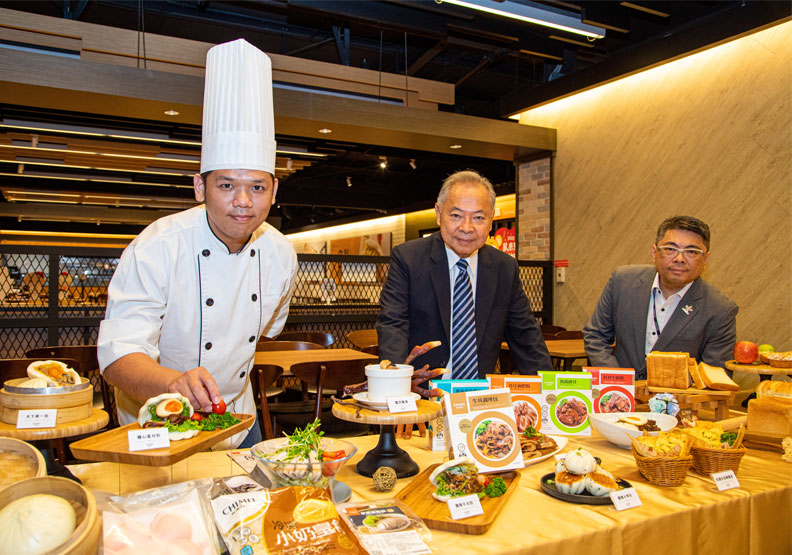 除了包子之外,奇美食品還推出各類即食料理,搶攻居家市場;圖右為奇美食品總經理宋宗龍。池孟諭攝
