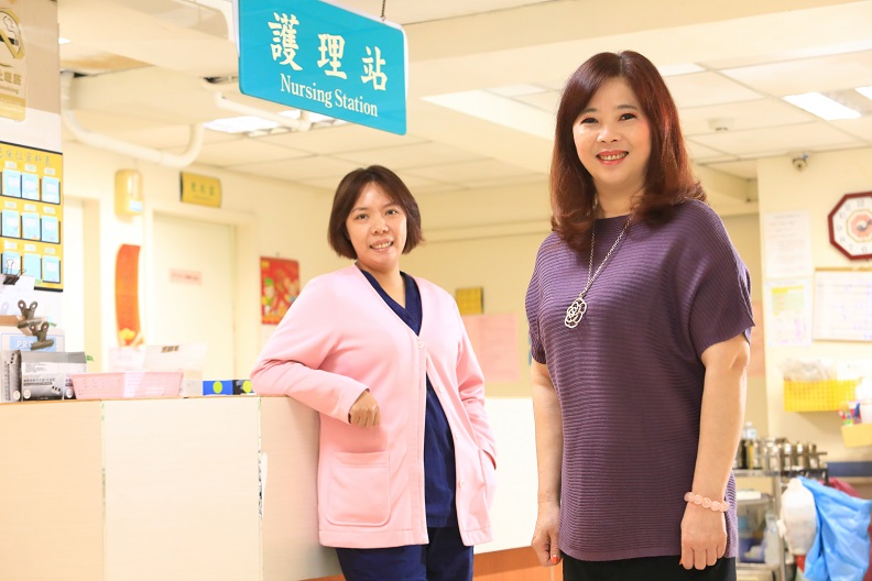 陳淑芳與共事20年的工作夥伴,上琳醫院護理長韓瑋倩(左)。