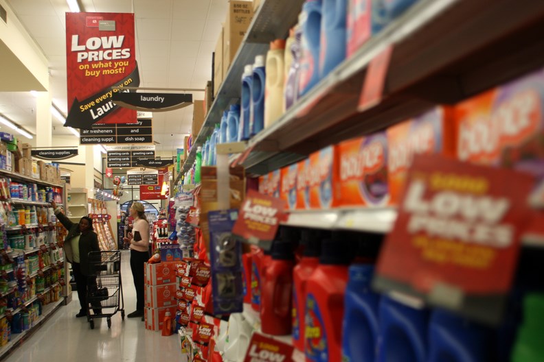 如何維持地方經濟動能,同時兼顧物價平穩和防疫成效?考驗城市治理單位。