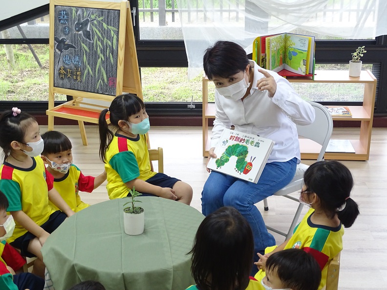 共讀繪本，埋下教育的希望。