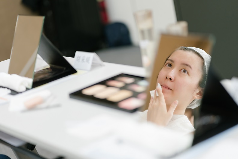 在課堂上，年輕學子紛紛以長輩角度出發，親身體驗化粧療法的所有步驟。