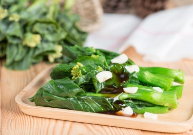 芥藍炒肉就不苦，加糖也行！它不但能加速排除致癌物，而且高鈣護眼