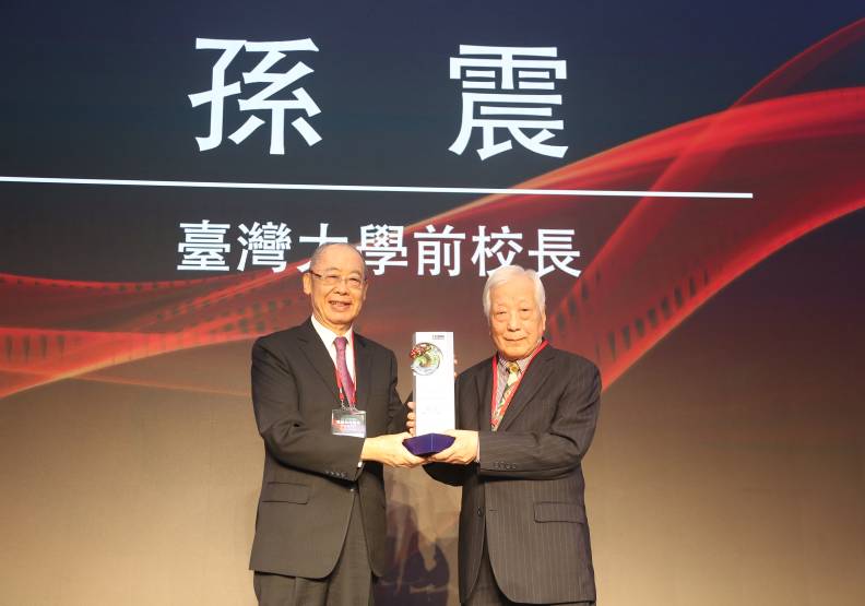 本次高峰會特設第一屆「君子經濟學家獎」,頒給台灣大學前校長孫震(右),並邀請外交部前部長錢復(左)擔任贈獎貴賓。張智傑攝