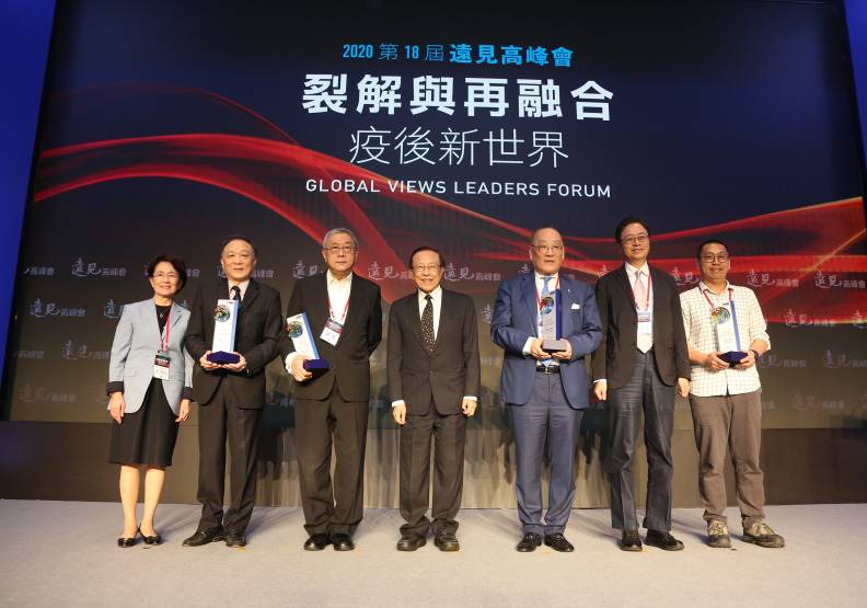 王力行(左起)、韓家宇、潘冀、高希均、劉宇環、張善政、何培鈞,在閉幕典禮中共享遠見高峰會榮耀。張智傑攝