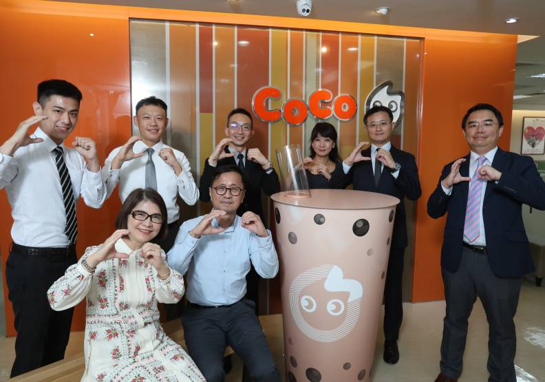 帶領CoCo從淡水走進11個國家，洪肇水（前排左二）以主管團隊升級、創新不懈、門市高控管、 全球在地化等策略，長居龍頭寶座。