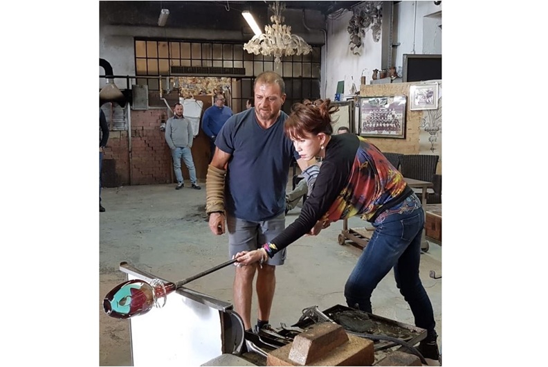 周丹薇遠赴義大利學習鎏璃。（周丹薇提供）