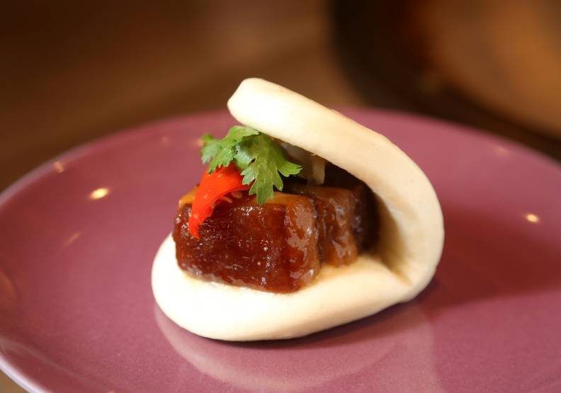 酒釀東坡肉的肥肉晶瑩透亮、瘦肉軟嫩細緻,令人驚豔。張智傑攝