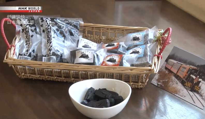 地方咖啡廳Del Sole為津輕鐵路設計的「黑炭餅乾」。(圖片來源:NHK)