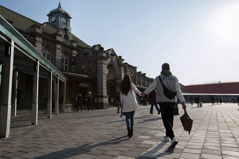 新竹市推動站前景觀改善,打造寬廣行人徒步區及獨立汽機車接送區,成功營造新竹火車站全新面貌。