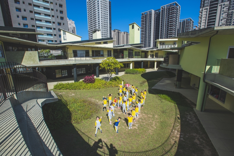 關埔國小獲2020台灣建築獎首獎,中央跳舞草坪設計,是學校孩子律動的最好場地。
