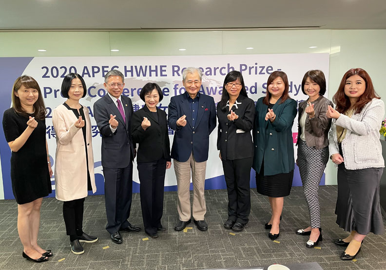 台大社工系教授王麗容(左四)帶領團隊,攜手得人資源整合有限公司,共同完成調查研究。林珮萱攝