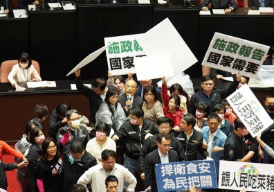 立院「豬內臟大戰」開打！蘇貞昌施政報告血腥中落幕