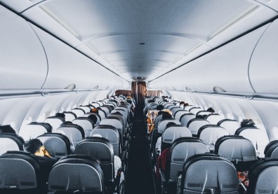 日本實驗：客機椅背是否傾斜，飛沫擴散程度差很多