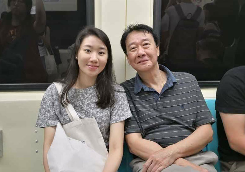 嘉義醫院麻醉科主任曾慶暉與女兒曾以琳的合照。曾慶暉提供